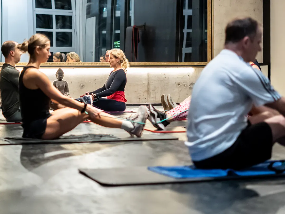 Mitglieder bei Yoga und Mobility auf Matten bei Flensfitness